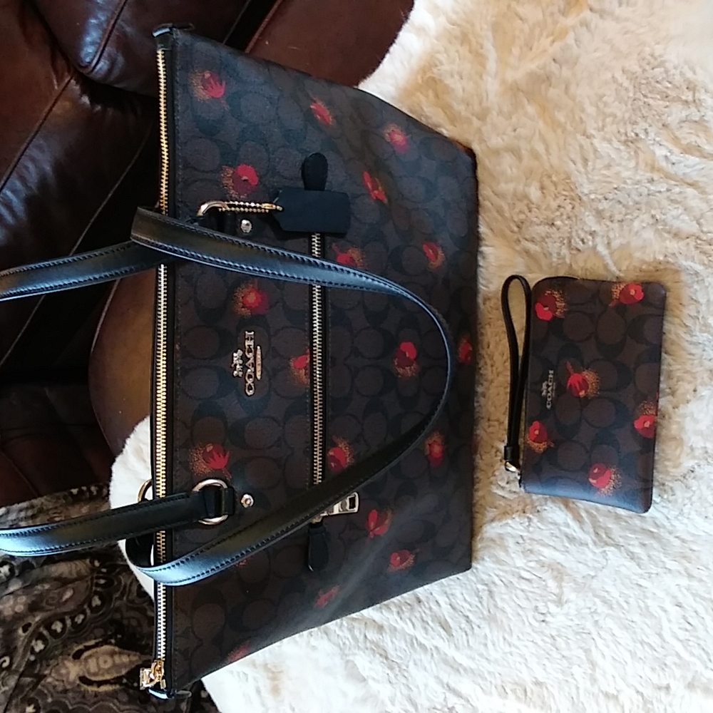 Nwt. Large tote with wristlet background pattern as brown and black.